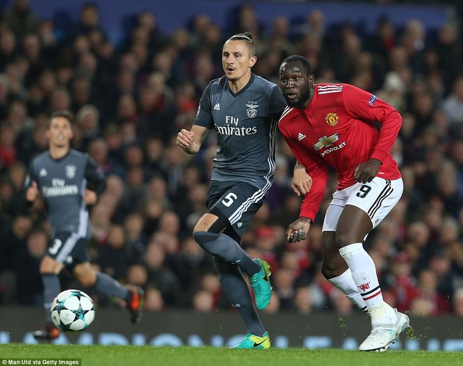 Man Utd thắng trận thứ 4 li&ecirc;n tiếp ở Champions League nhờ penalty v&agrave; sai lầm của thủ m&ocirc;n Benfica - Ảnh 4.