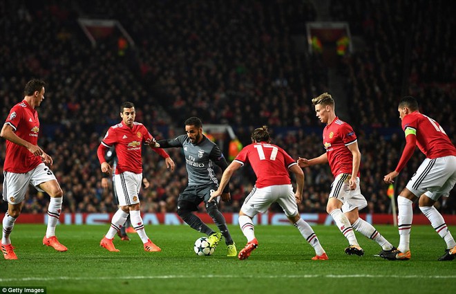 Man Utd thắng trận thứ 4 liên tiếp ở Champions League nhờ penalty và sai lầm của thủ môn Benfica - Ảnh 3.