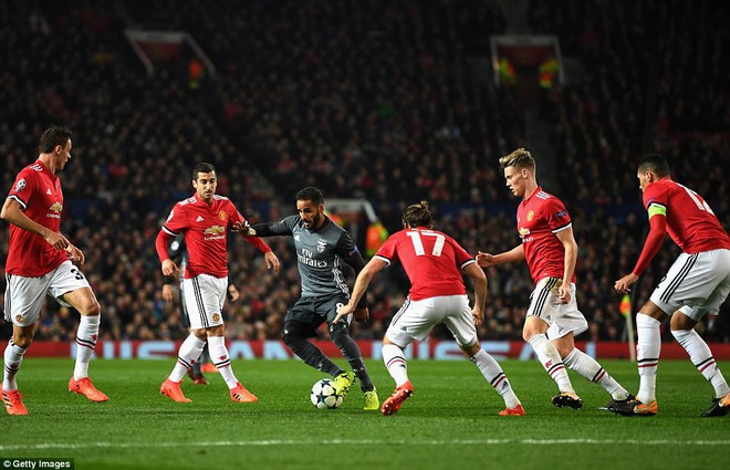 Man Utd thắng trận thứ 4 li&ecirc;n tiếp ở Champions League nhờ penalty v&agrave; sai lầm của thủ m&ocirc;n Benfica - Ảnh 3.