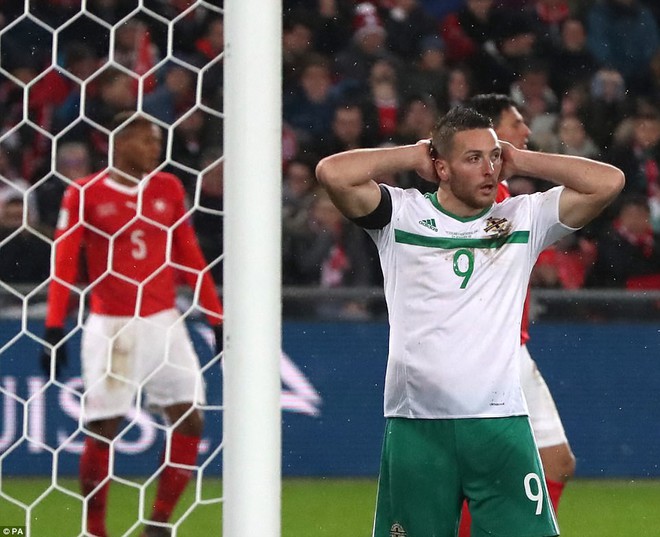 Cầu thủ Bắc Ireland bật khóc vì không được dự World Cup 2018 - Ảnh 10.