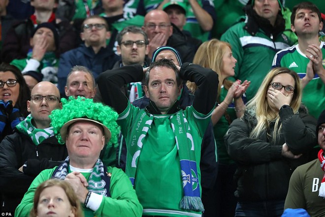 Cầu thủ Bắc Ireland bật khóc vì không được dự World Cup 2018 - Ảnh 12.