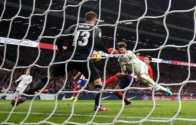 Đội trưởng Ramos vỡ mũi trong trận derby thành Madrid - Ảnh 2.