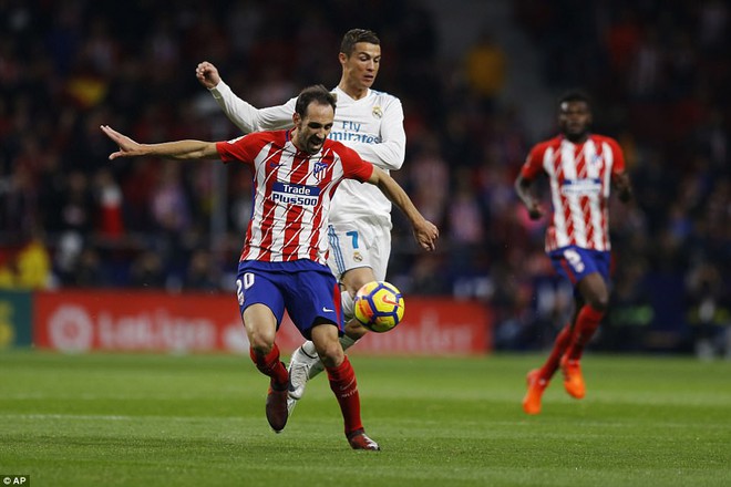 Đội trưởng Ramos vỡ mũi trong trận derby thành Madrid - Ảnh 7.