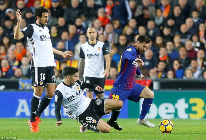 Messi bị tước bàn thắng hợp lệ, Barca chia điểm trên sân của Valencia - Ảnh 3.