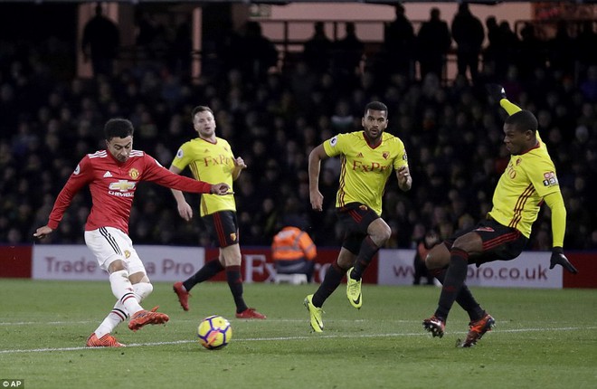 Ashley Young lập cú đúp, Man Utd phả hơi nóng vào gáy Man City - Ảnh 5.