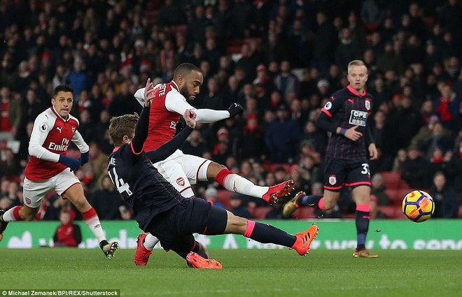 Ozil và Sanchez nổ súng, Arsenal thắng tưng bừng 5 sao - Ảnh 3.