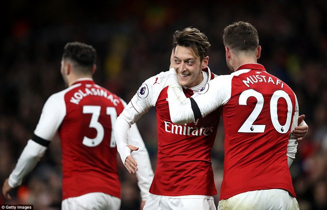 Ozil và Sanchez nổ súng, Arsenal thắng tưng bừng 5 sao - Ảnh 13.