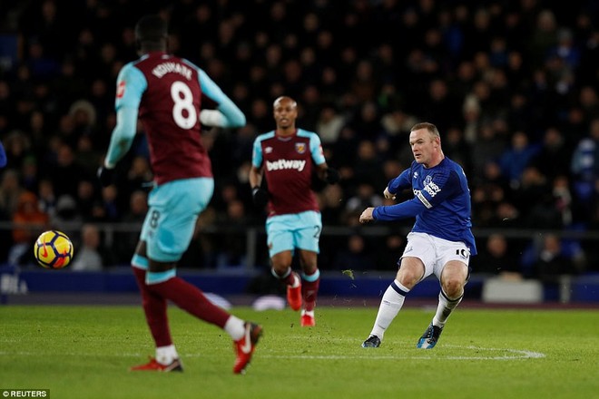 Rooney lập tuyệt phẩm từ giữa sân, ghi hat-trick - Ảnh 4.