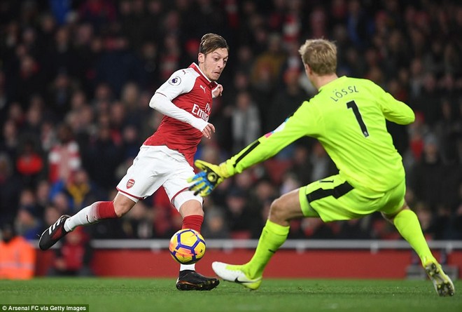 Ozil và Sanchez nổ súng, Arsenal thắng tưng bừng 5 sao - Ảnh 10.