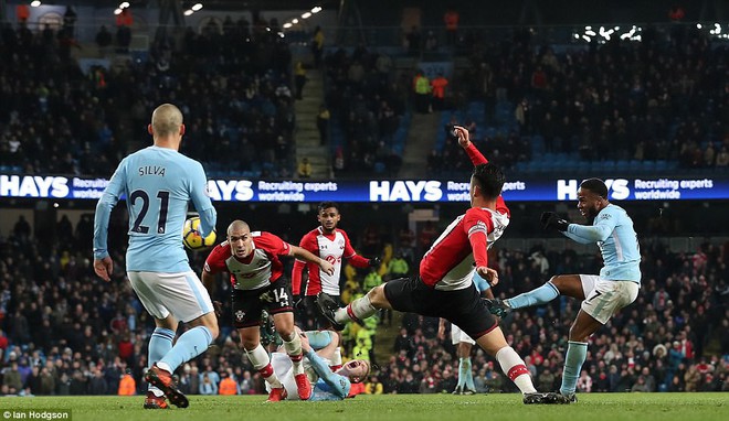 Man City thắng kịch tính phút bù giờ, lại hơn Man Utd 8 điểm - Ảnh 10.