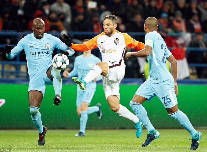 Man City bại trận ở Champions League trước derby thành Manchester - Ảnh 7.