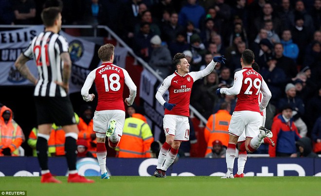 Ozil vô-lê đẹp mắt, Arsenal trở lại Top 4 - Ảnh 4.
