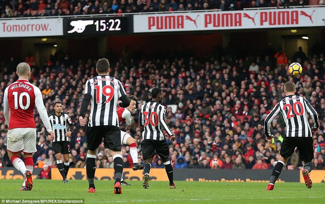 Ozil vô-lê đẹp mắt, Arsenal trở lại Top 4 - Ảnh 3.