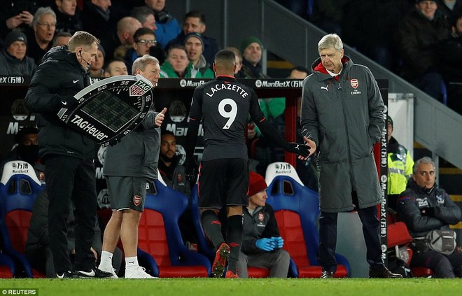 HLV Wenger c&acirc;n bằng kỷ lục đ&aacute;ng nể của Sir Alex Ferguson - Ảnh 11.