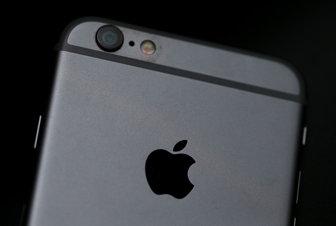 Samsung, LG, HTC và Motorola cùng lên tiếng đánh hội đồng Apple vụ làm chậm iPhone - Ảnh 1.