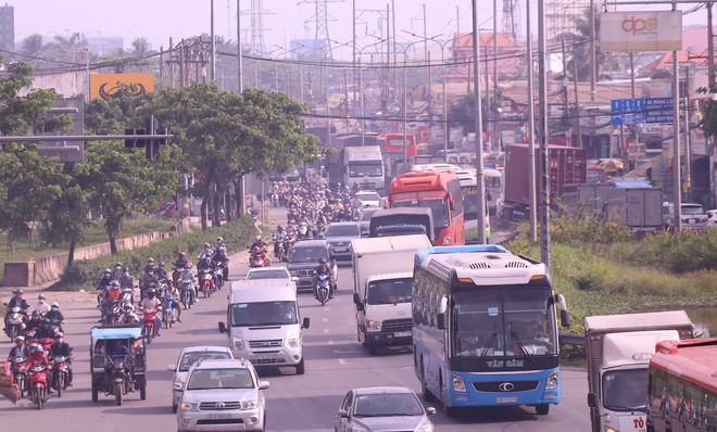 Kết thúc kỳ nghỉ lễ, người dân lỉnh kỉnh đồ đạc, mang theo trẻ nhỏ ùn ùn trở lại Hà Nội và Sài Gòn - Ảnh 20.