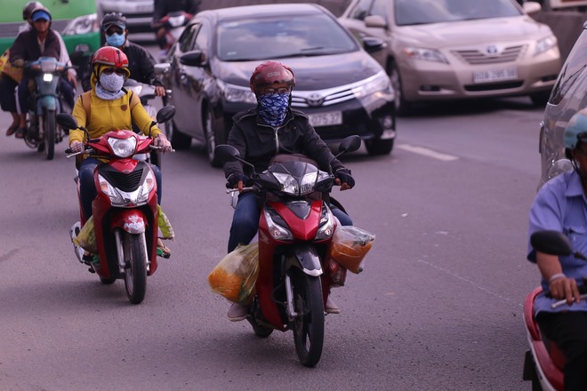 Kết thúc kỳ nghỉ lễ, người dân lỉnh kỉnh đồ đạc, mang theo trẻ nhỏ ùn ùn trở lại Hà Nội và Sài Gòn - Ảnh 23.