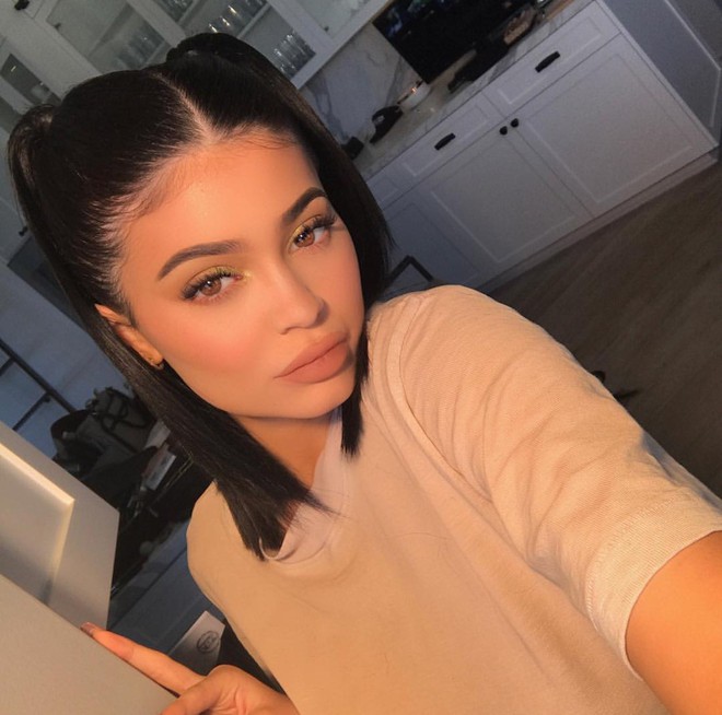44 bức ảnh si&ecirc;u đẹp v&agrave; gợi cảm của nữ ho&agrave;ng selfie Kylie Jenner trong năm 2017 - Ảnh 28.