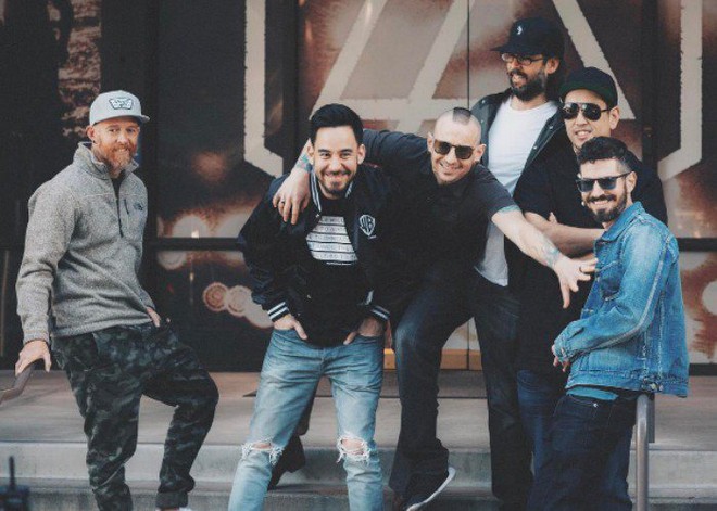 Linkin Park viết thư tưởng nhớ Chester Bennington: Chúng tôi yêu quý cậu và nhớ cậu rất nhiều - Ảnh 1.