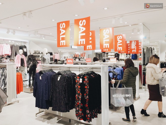 Thông báo sale tới 50%, H&M khiến tín đồ thời trang Hà Nội hụt hẫng vì sale quá ít đồ và không sale đồ Đông - Ảnh 6.