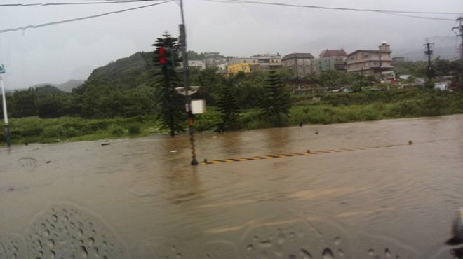 Người dân Đài Loan chật vật đối mặt với ngập úng khắp nơi bởi trận mưa lớn kỷ lục trong 17 năm qua - Ảnh 12.