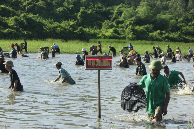 Hà Tĩnh: Hàng trăm người đội nắng xuống đầm bắt cá để cầu may - Ảnh 5.