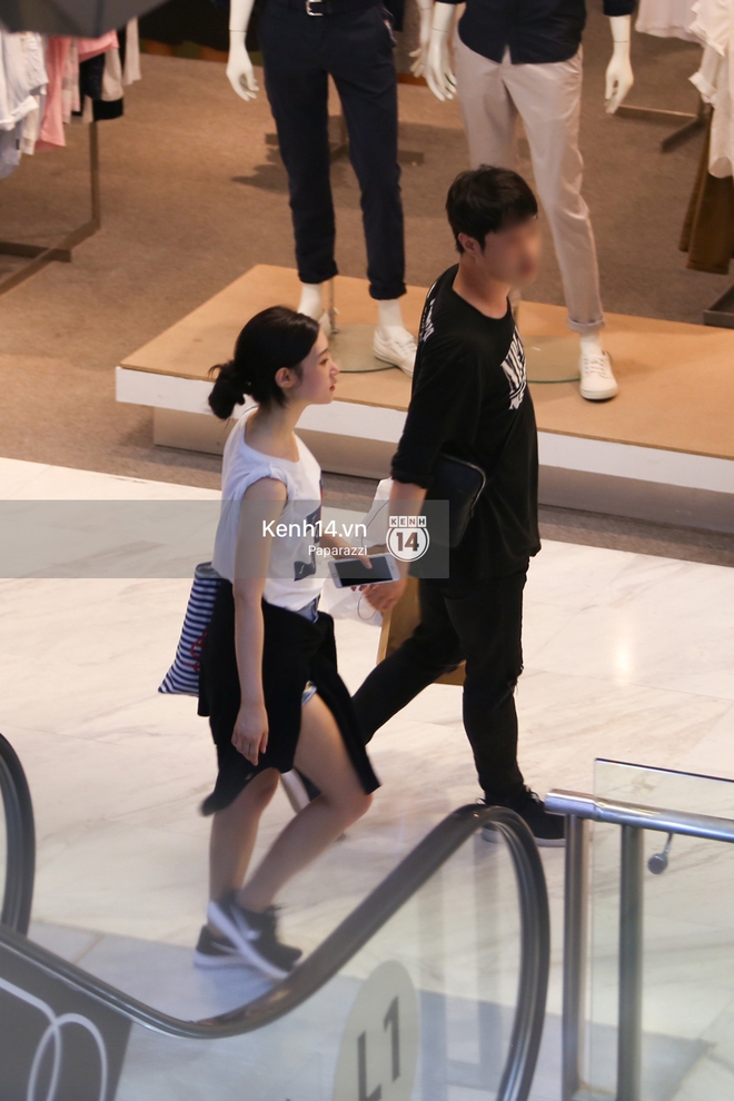 Nữ thần sắc đẹp thế hệ mới Jung Chae Yeon thoải mái đi mua sắm và ăn kem ở trung tâm thương mại đông người tại Việt Nam - Ảnh 5.