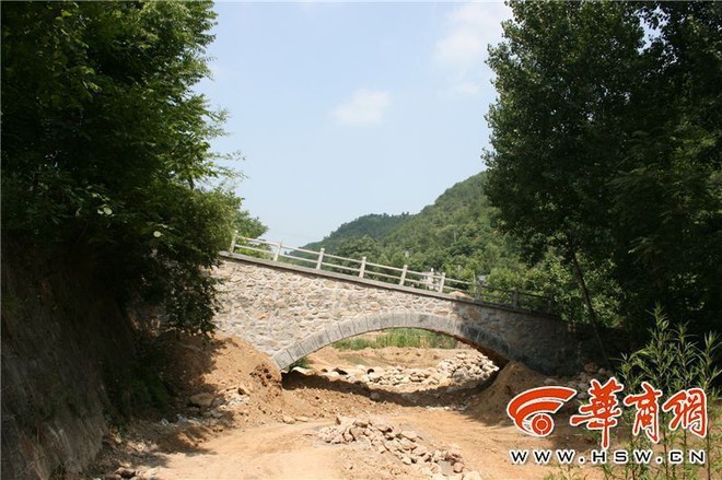 Trung Quốc: Vừa tháo giàn giáo được 2 tiếng, cây cầu mới xây xong sập ngay tức thì - Ảnh 1.