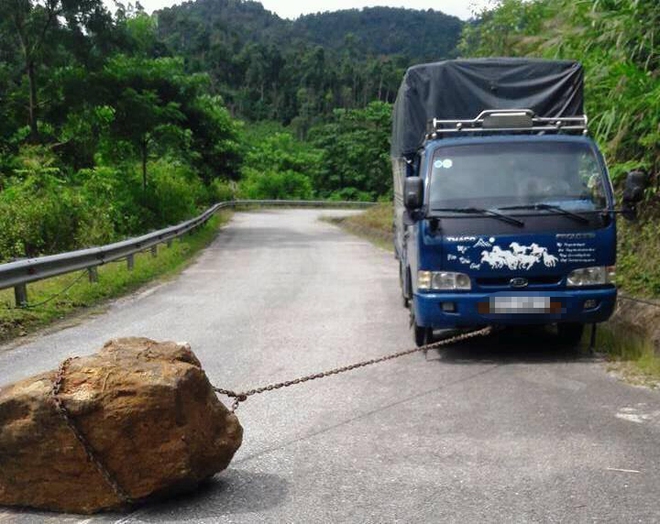 Hành động đẹp: Sợ các phương tiện bị tai nạn, nam thanh niên dùng xe tải di chuyển tảng đá lớn nằm chình ình giữa đường - Ảnh 3.