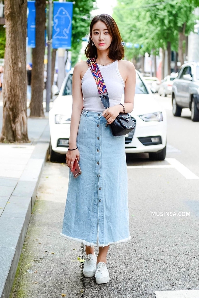 Mặc đẹp đơn giản:  mix áo phông và chân váy thành street style đẹp mê ly của giới trẻ Hàn - Ảnh 5.