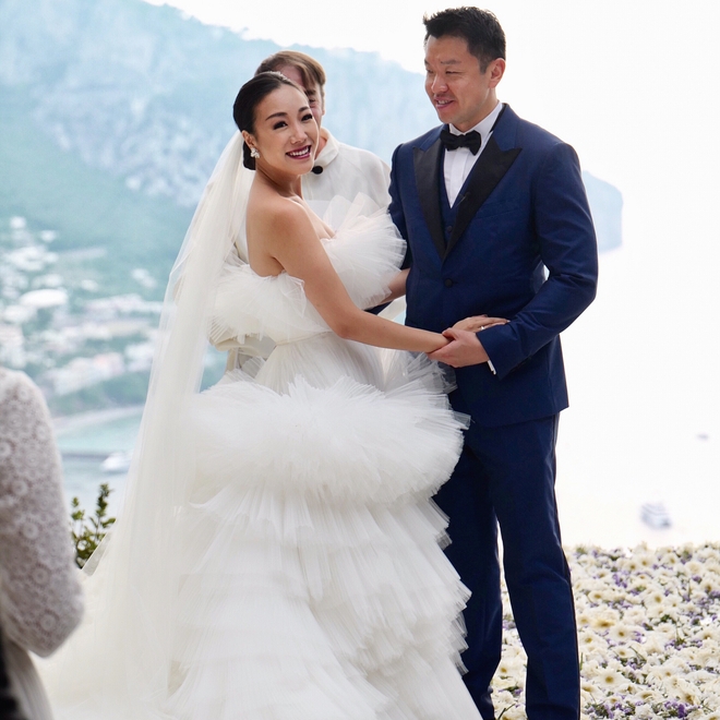 Váy cưới bồng bềnh như mây trắng của fashionista Hong Kong khiến bạn phải thốt lên: Liệu đây có phải mơ? - Ảnh 5.
