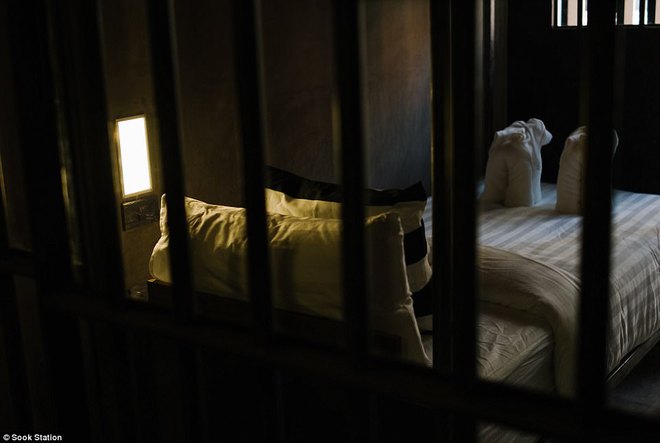 Khách sạn nhà tù ở Bangkok, nơi bạn phải trả tiền để được ngủ sau song sắt mỗi đêm - Ảnh 3.