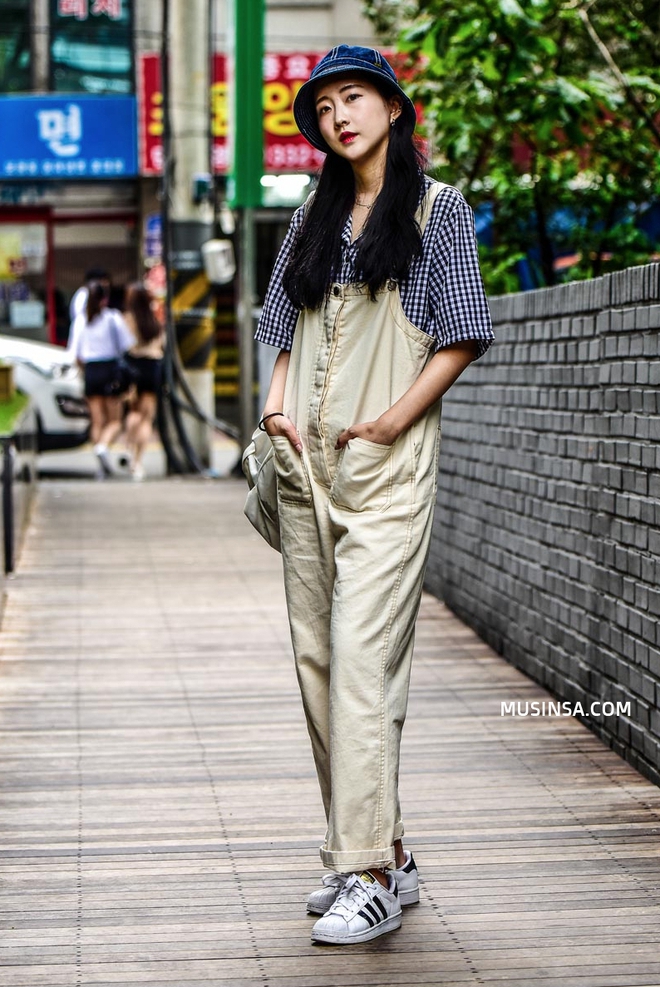 &Aacute;o ph&ocirc;ng, quần jeans, layering - 3 yếu tố đinh trong c&aacute;ch mix đồ chớm thu của giới trẻ H&agrave;n - Ảnh 6.