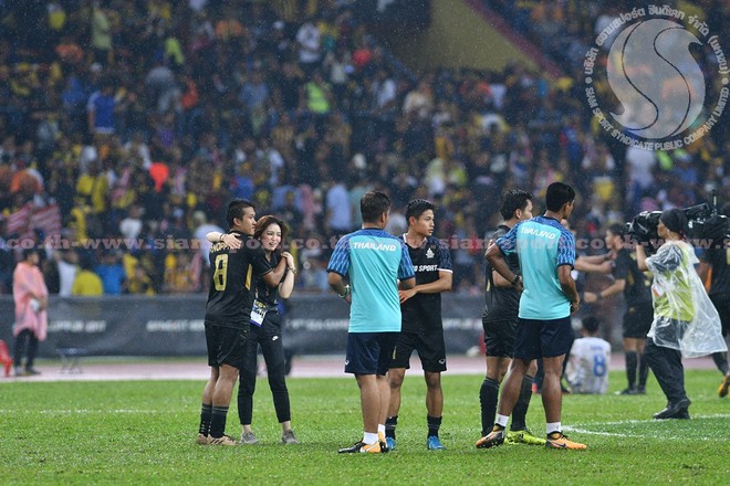 U22 Th&aacute;i Lan gi&agrave;nh HC v&agrave;ng SEA Games, nữ trưởng đo&agrave;n xinh đẹp bật kh&oacute;c nức nở - Ảnh 4.