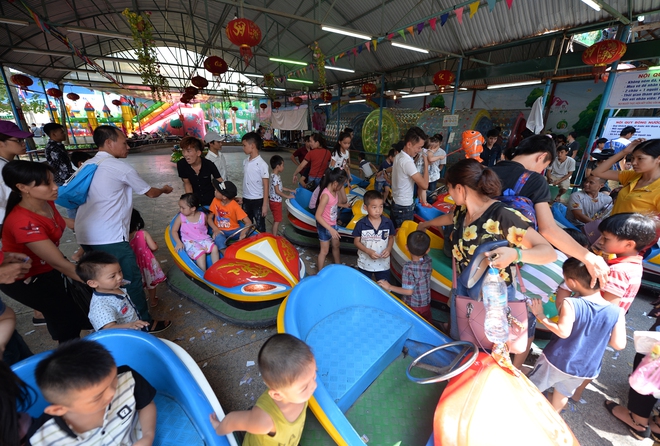 Chùm ảnh: Biển người đổ về khu vui chơi ở Hà Nội trong ngày đầu nghỉ lễ Quốc khánh - Ảnh 5.