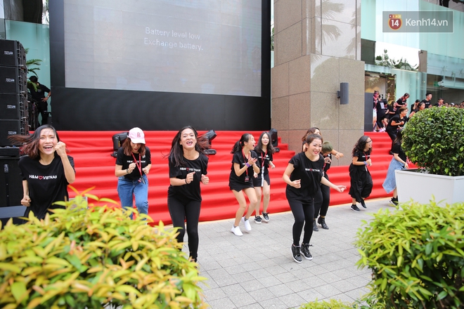 Đội ngũ nhân viên H&M Việt Nam chào sân với tiết mục nhảy tập thể có một không hai trong ngày khai trương - Ảnh 10.