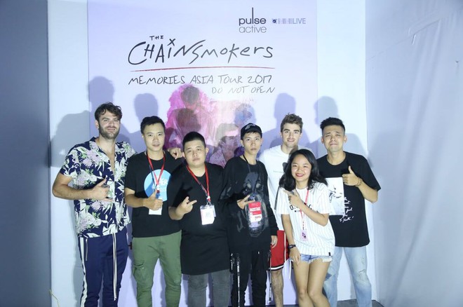 Là siêu sao quốc tế, nhưng The Chainsmokers vẫn siêu thân thiện, ôm chầm lấy fan Việt trong buổi M&G - Ảnh 5.