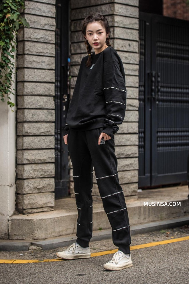 Lại phải xu&yacute;t xoa với street style thu đẹp khỏi b&agrave;n c&atilde;i của giới trẻ H&agrave;n - Ảnh 4.