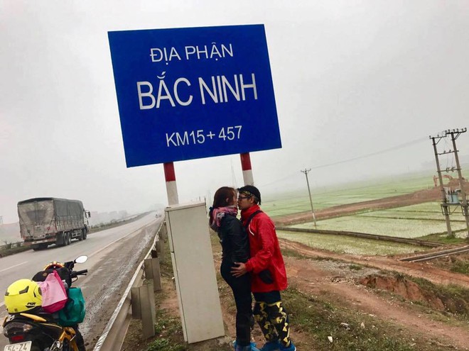 Cặp đôi hôn nhau trên từng cây số: Đi xuyên Việt, đến đâu cũng chỉ chụp đúng 1 kiểu ảnh - Ảnh 4.