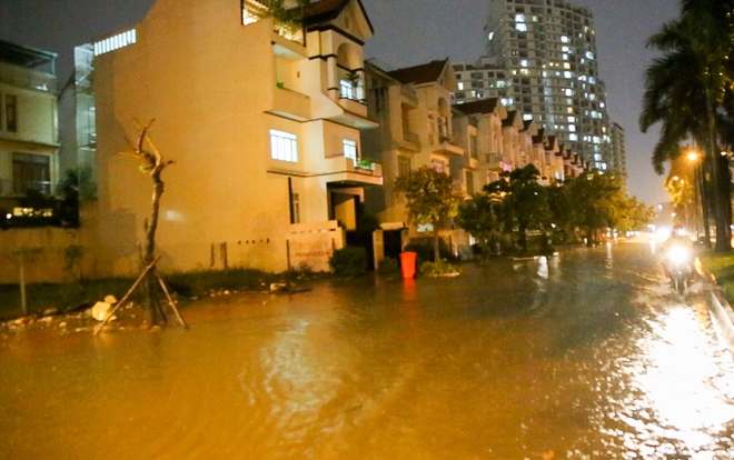 Người Sài Gòn khổ sở bì bõm về nhà trong cơn mưa cực lớn đêm cuối tuần - Ảnh 8.