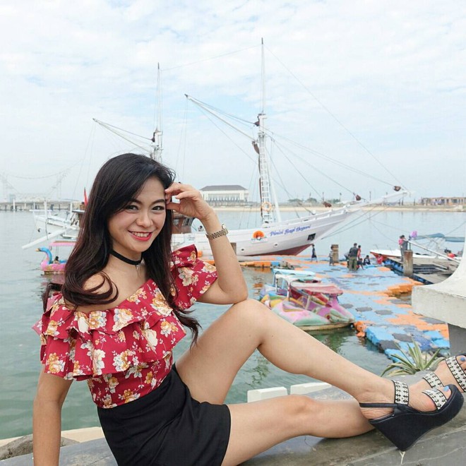 Chị mẹ 50 tuổi mặt xinh, d&aacute;ng chuẩn ngồi b&ecirc;n cạnh m&agrave; cứ như bạn g&aacute;i của con trai - Ảnh 4.