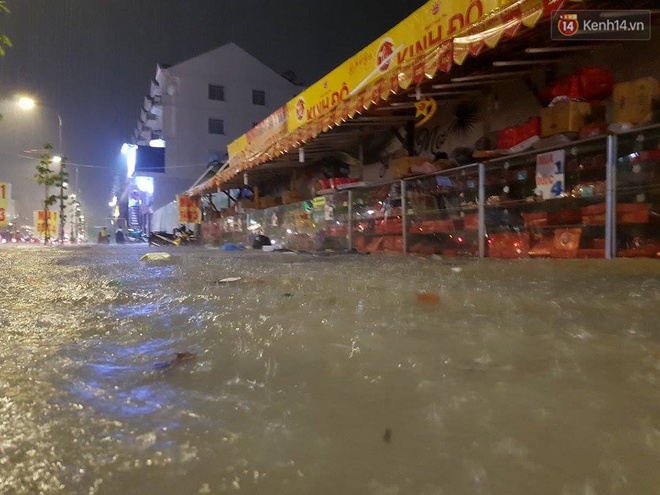 Đường phố Sài Gòn ngập lênh láng sau cơn mưa lớn đêm Trung thu, nhiều phương tiện chết máy giữa biển nước - Ảnh 6.
