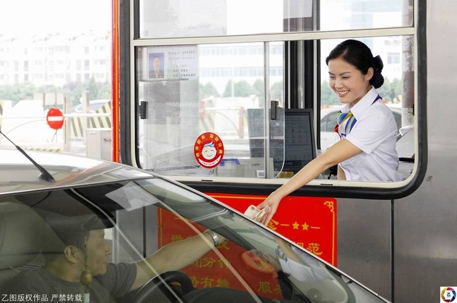 Trung Quốc: Nữ nh&acirc;n vi&ecirc;n so&aacute;t v&eacute; cười đến 8.000 lần/ng&agrave;y vẫn tươi như hoa, t&agrave;i xế mong muốn nộp th&ecirc;m ph&iacute; - Ảnh 5.
