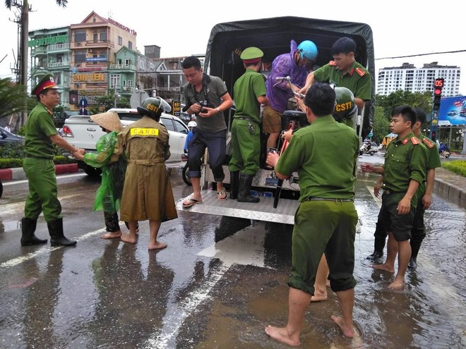 Nghệ An: Đường ngập như sông, công an xắn quần lội nước giúp dân vượt qua - Ảnh 5.