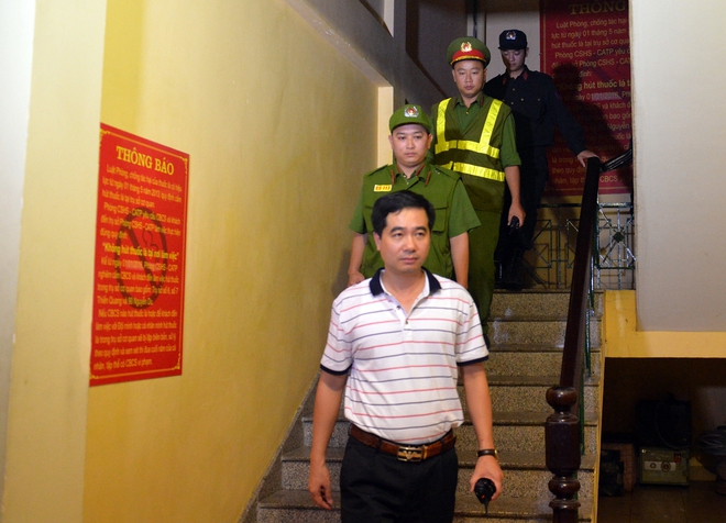 H&agrave; Nội ra qu&acirc;n tổng kiểm tra, kiểm so&aacute;t h&agrave;nh ch&iacute;nh trong đ&ecirc;m: Đang ngồi uống nước, bị mời về phường v&igrave; kh&ocirc;ng mang giấy tờ tuỳ th&acirc;n - Ảnh 5.