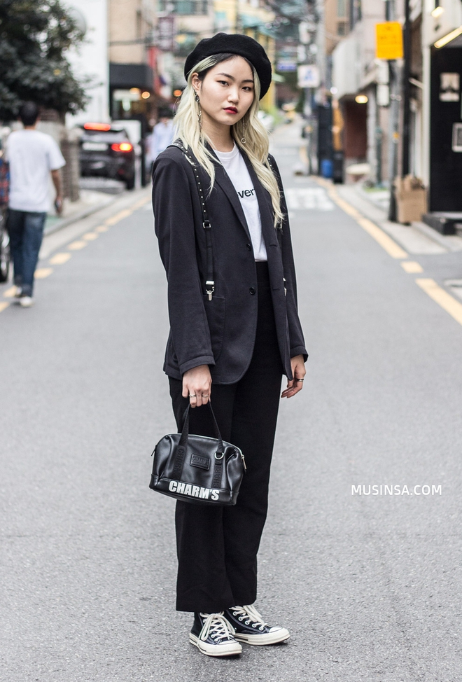 Miền Bắc sắp đ&oacute;n kh&ocirc;ng kh&iacute; lạnh rồi, ngắm ngay street style của c&aacute;c bạn trẻ H&agrave;n để biết c&aacute;ch mix đồ đơn giản m&agrave; đẹp qu&ecirc;n sầu th&ocirc;i - Ảnh 6.