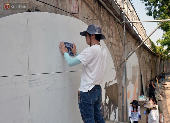 Hà Nội: Dự án bích họa trên phố Phùng Hưng bị đắp chiếu, biến thành bãi gửi xe bất đắc dĩ sau 1 tháng triển khai - Ảnh 1.