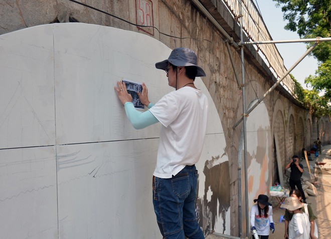 Hà Nội: Những bức bích họa đầu tiên được khai bút trên phố Phùng Hưng - Ảnh 5.