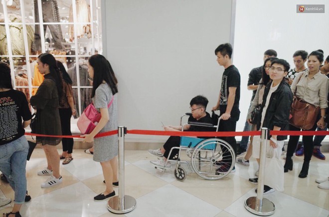 Sau ngày khai trương, store H&M Hà Nội bớt đông đúc nhưng khách vẫn xếp hàng dài chờ vào mua sắm - Ảnh 9.