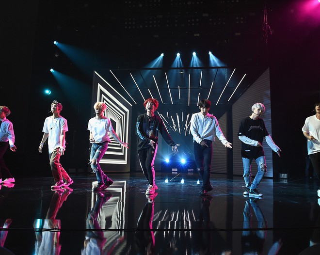 Kpop fan náo loạn trước loạt ảnh trên sân khấu American Music Awards của BTS - Ảnh 6.